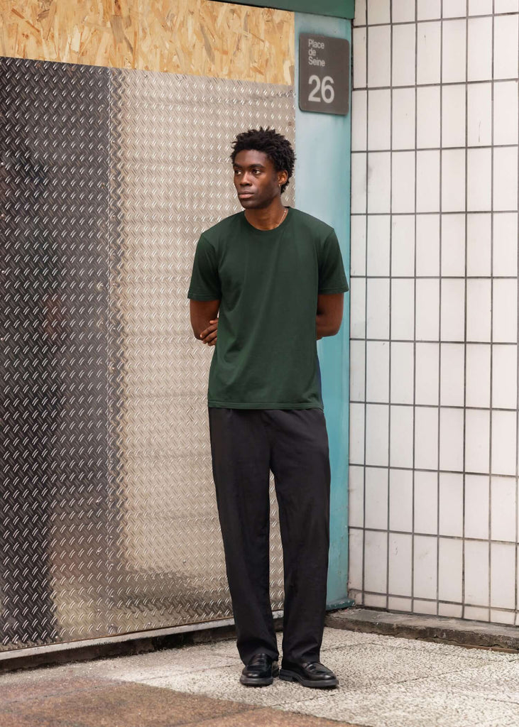 modelo-con-camiseta-verde-oscuro-sin-logo-algodon-organico