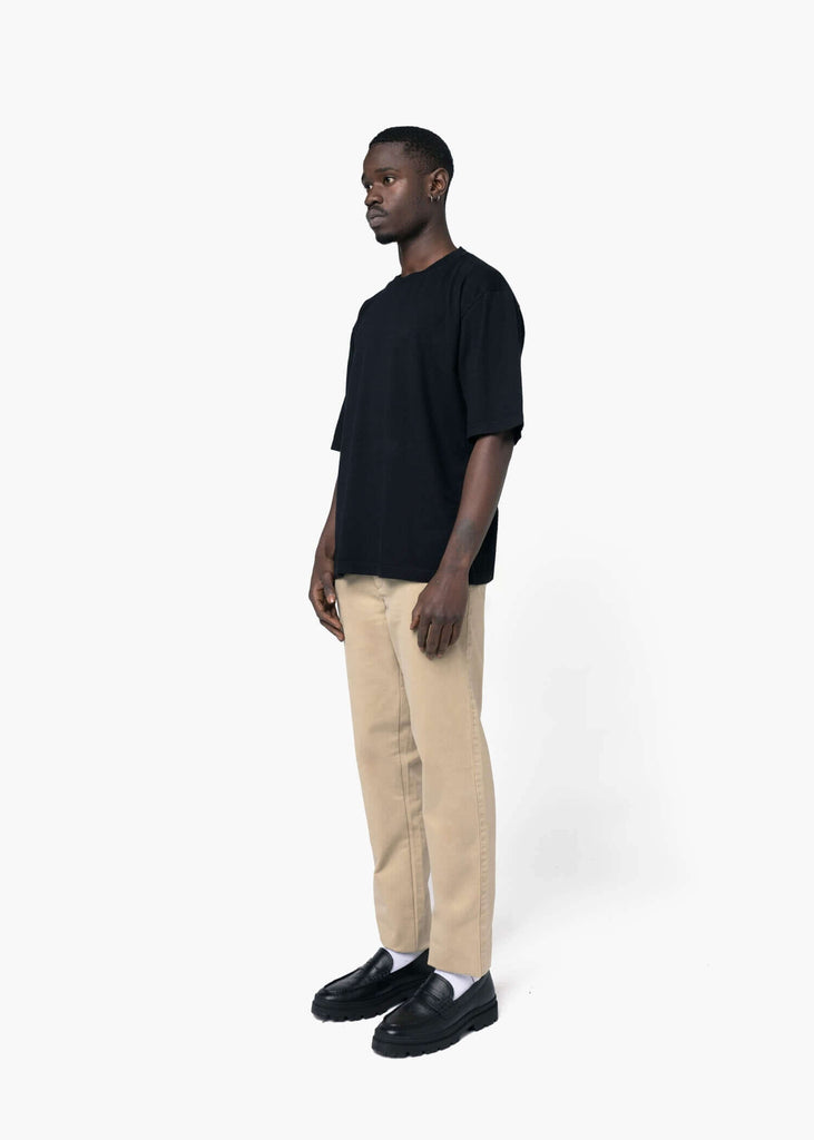 camiseta-negra-algodon-organico-oversize-modelo-de-perfil