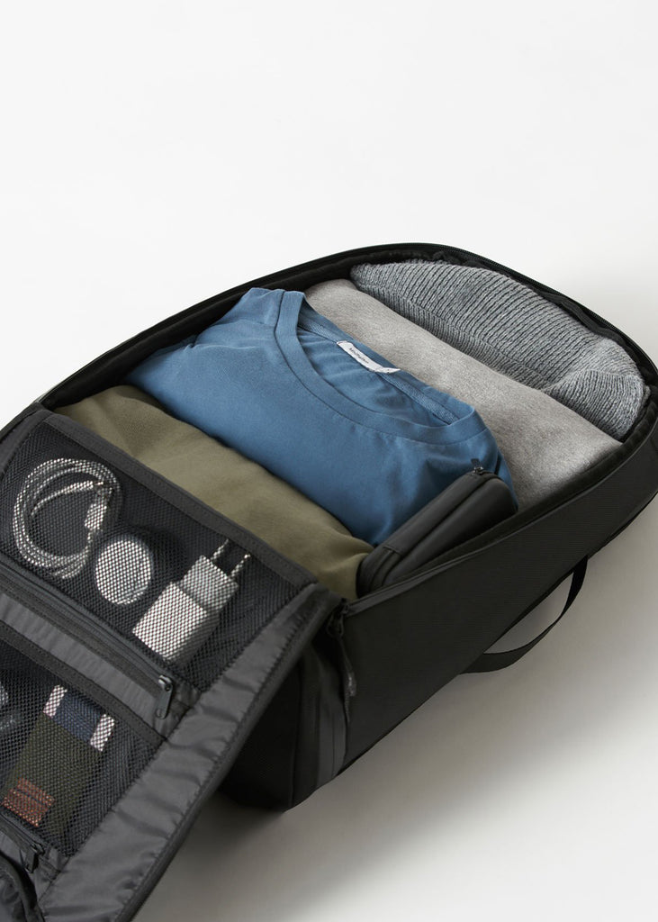 mochilas-accesorios-viajes-poliester-reciclado-sostenible-minimalista