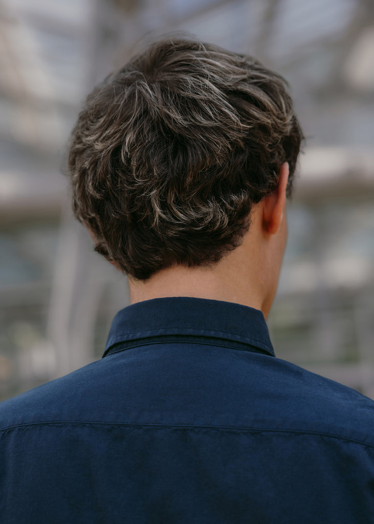 camisa-azul-marino-espalda-detalle-cuello-algodon-organico