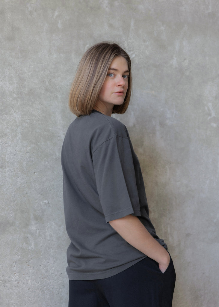 camiseta-oversize-gris-oscuro-lava-grey-algodon-organico-mujer