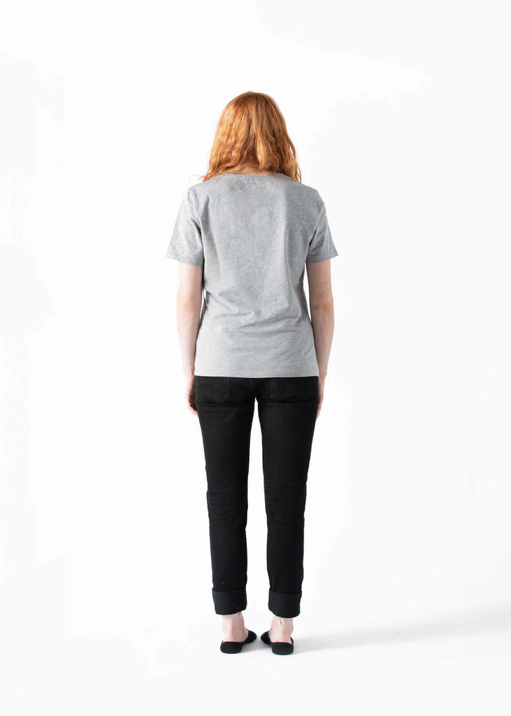 camiseta-algodon-organico-gris-mujer-espalda