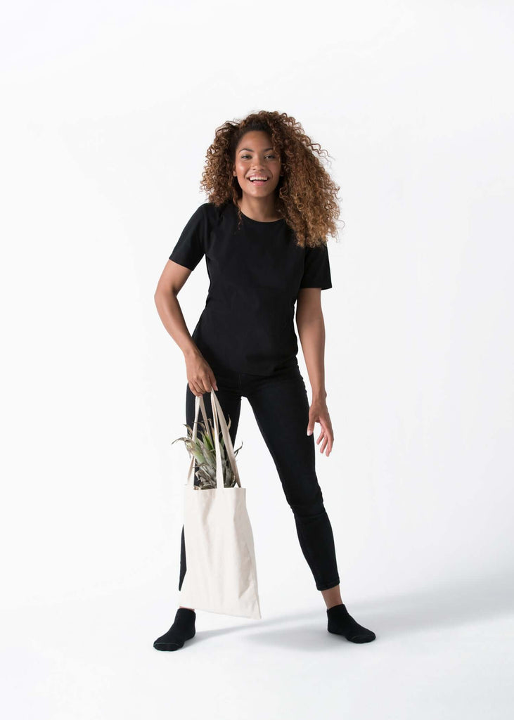 camiseta-color-negro-mujer-algodon-organico-sostenible
