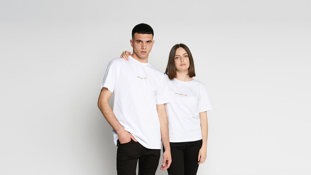 ropa-sostenible-para-empresas-camiseta-blanca-logo-empresa-hombre-y-mujer