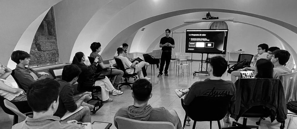 charla-jesus-castillejo-para-alumnos-teamlabs-grado-leinn-organizado-por-product-hackers