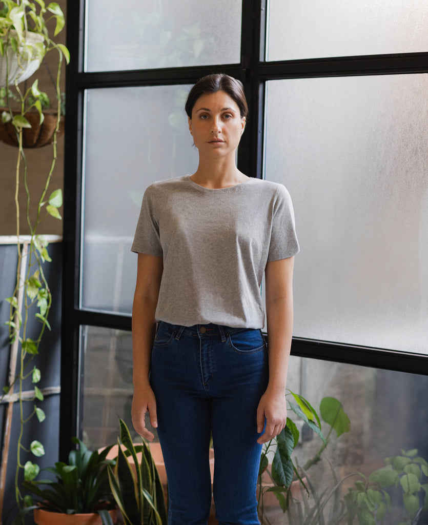 camiseta-mujer-algodon-organico-color-gris-naturaleza