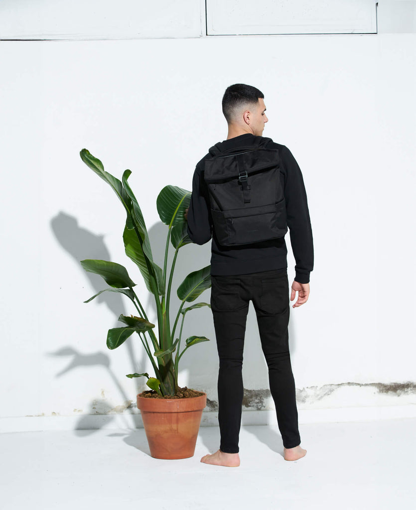 mochila-minimalista-plastico-reciclado-eco-sostenible-estetica-negra