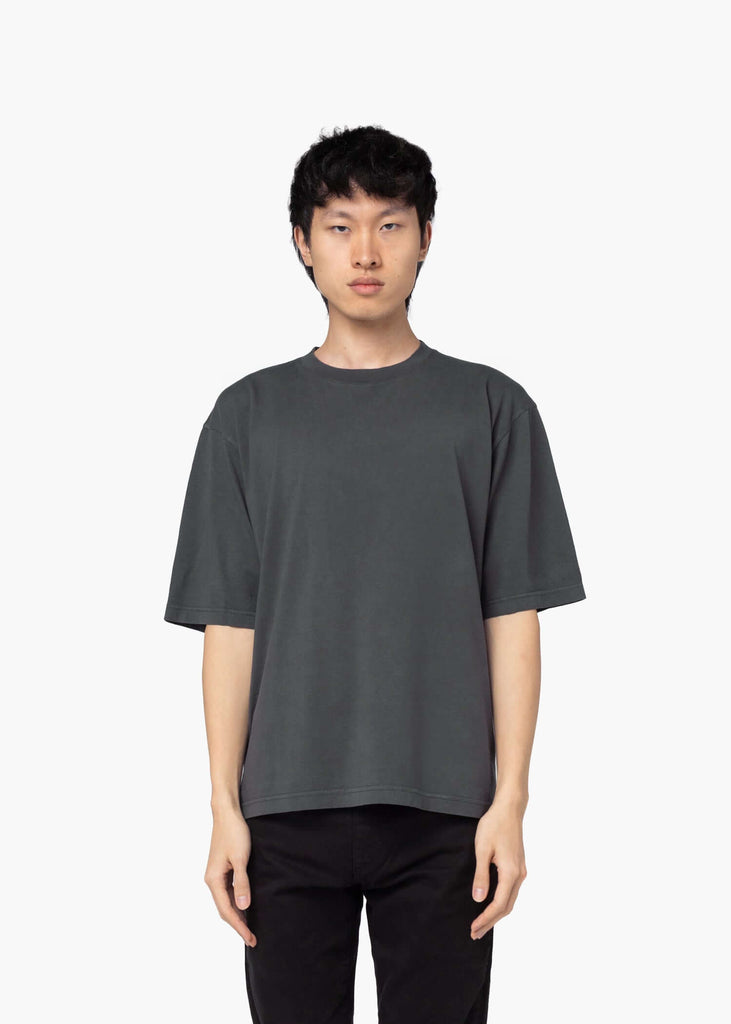 primer-plano-camiseta-estilo-oversize-boxy-lava-grey-algodon-organico