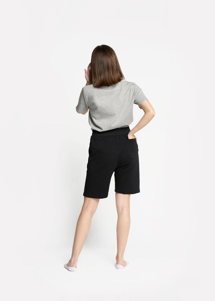 pantalon-corto-estilo-jogger-color-negro-ropa-sostenible-espalda