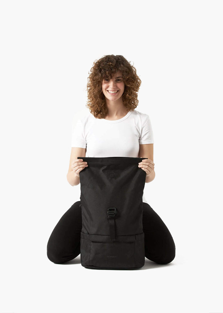 mochila-plastico-reciclado-eco-sostenible-negra-delgada-impermeable