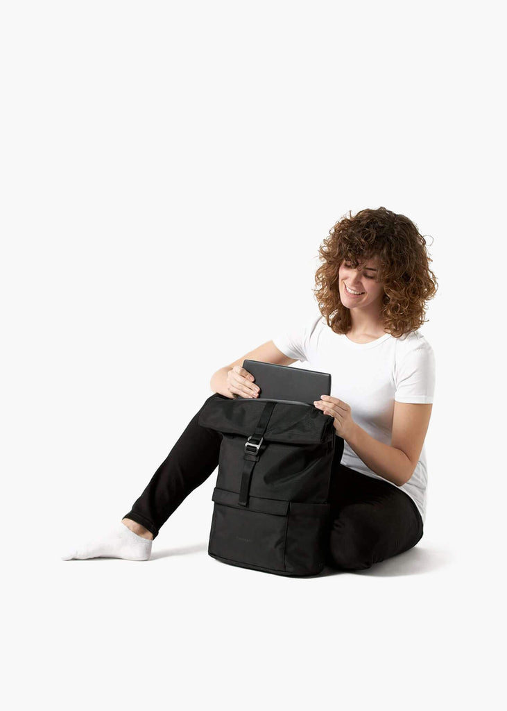 mochila-slim-minimalista-sostenible-reciclada-apartado-independiente-para-ordenador