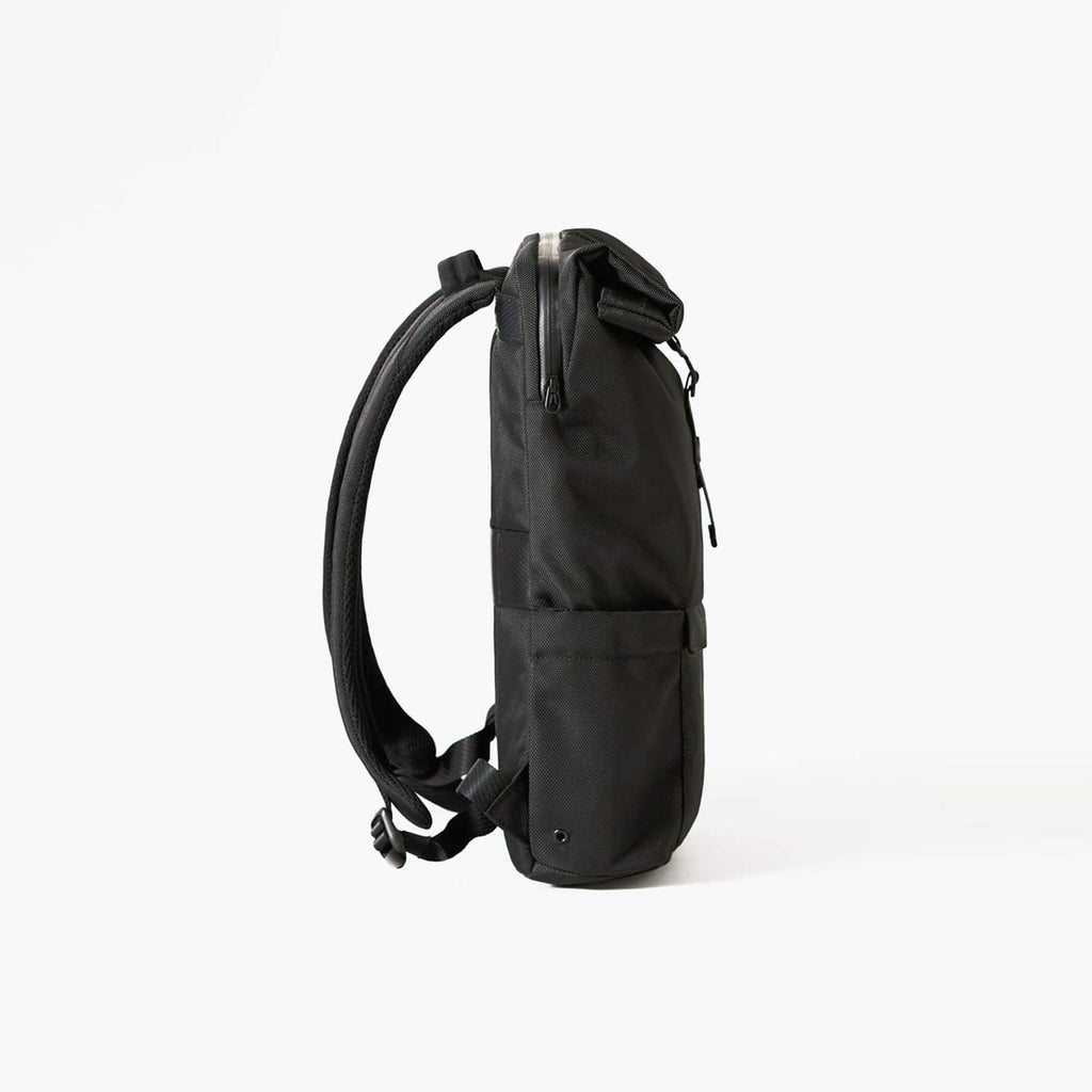slim-backpack-mochila-minimalista-material-reciclado