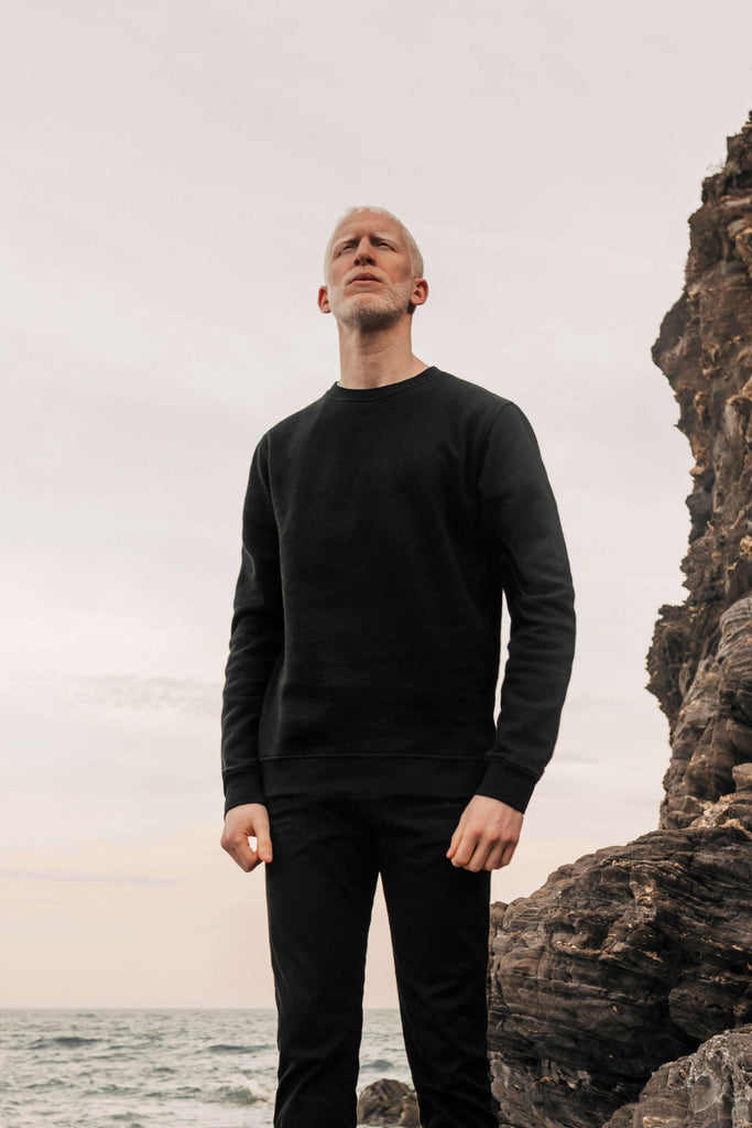 minimalist dress style men How To Pull Off the Minimalist Aesthetic (Lots of Outfit Examples) Primer