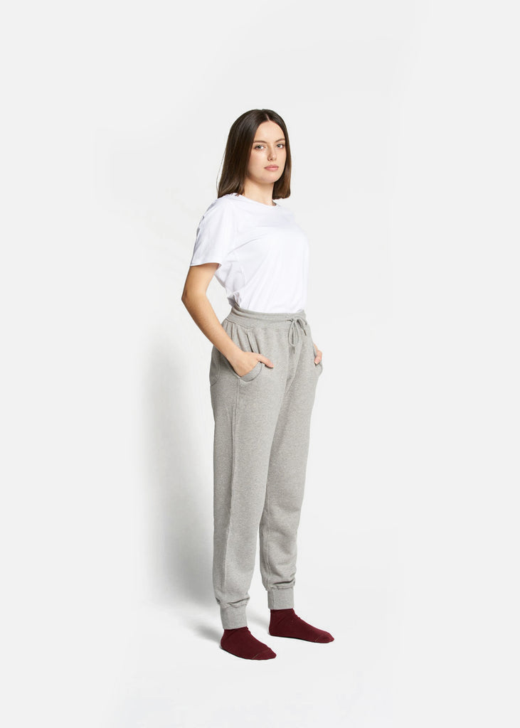 mujer-con-pantalon-chandal-gris-unisex-fabricado-con-algodon-organico-en-portugal