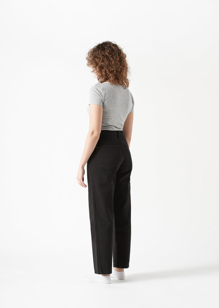 detalle-lateral-pantalon-negro-vaquero-ancho-mujer-sostenible