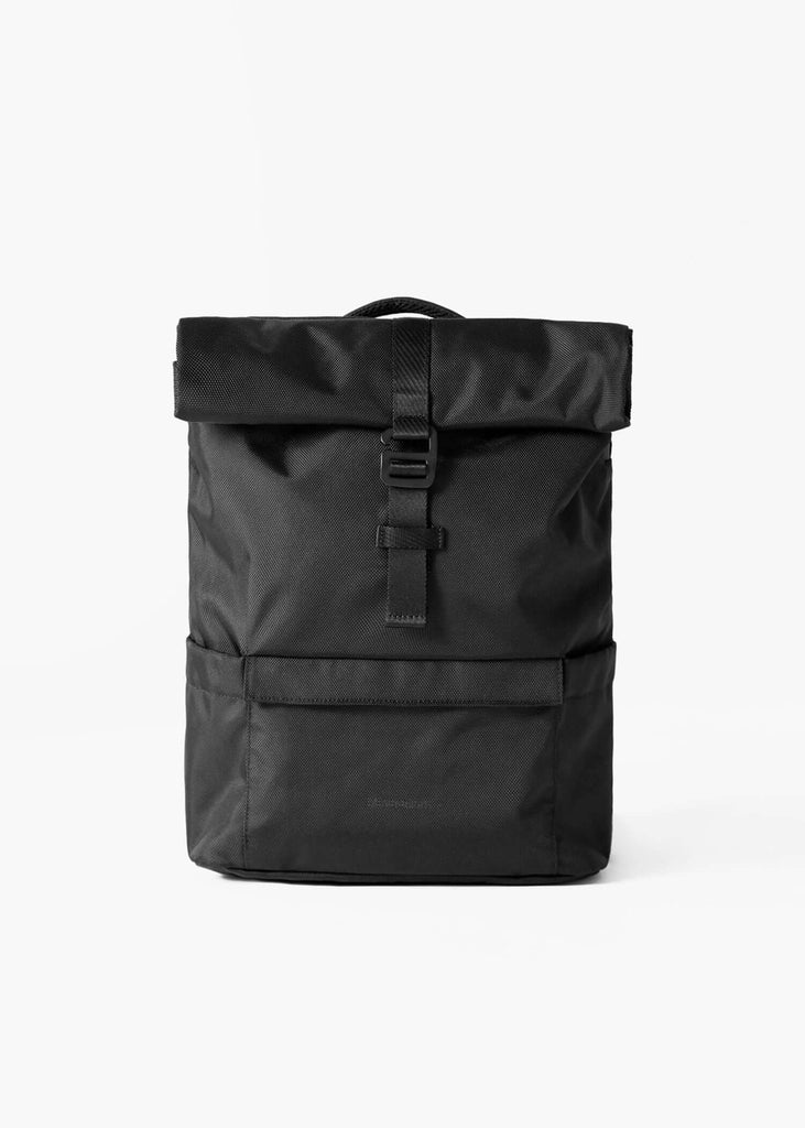 mochila-minimalista-negra-poliester-reciclado-slim-backpack